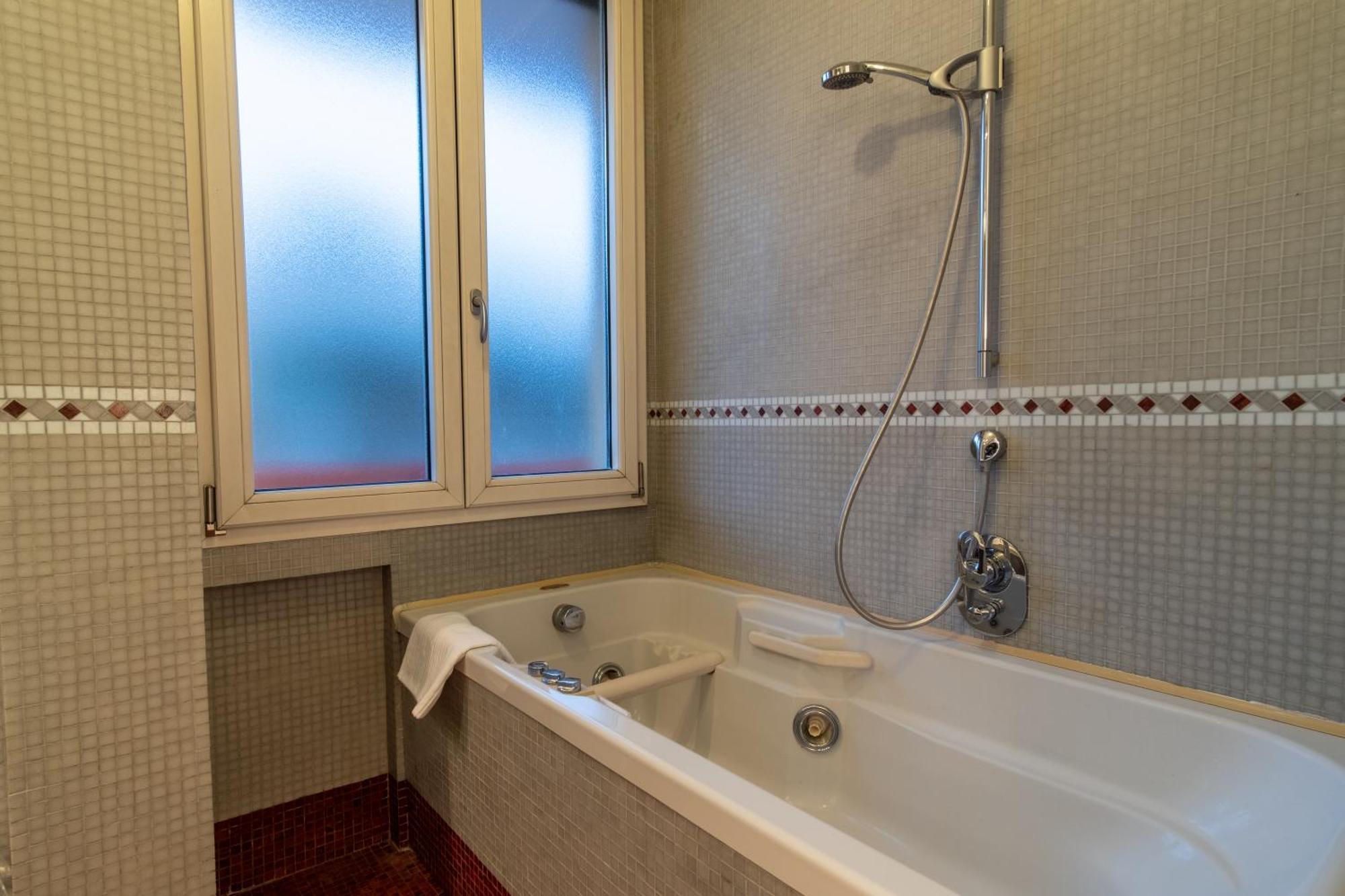 Attic With Terrace And Jacuzzi - Luxury Apartment Rom