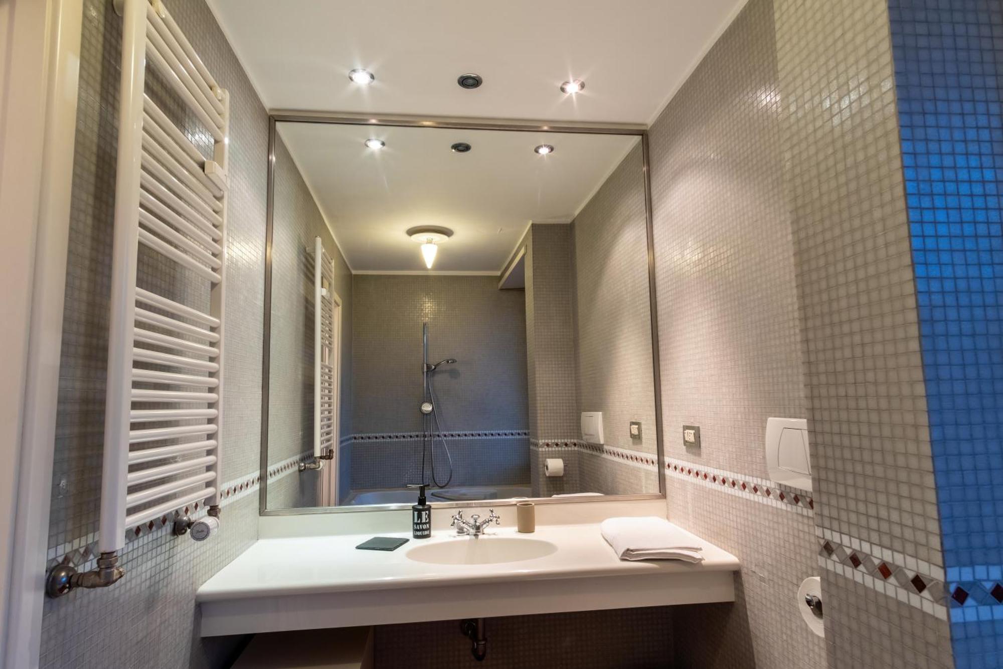 Apartment Attic With Terrace And Jacuzzi - Luxury Rom