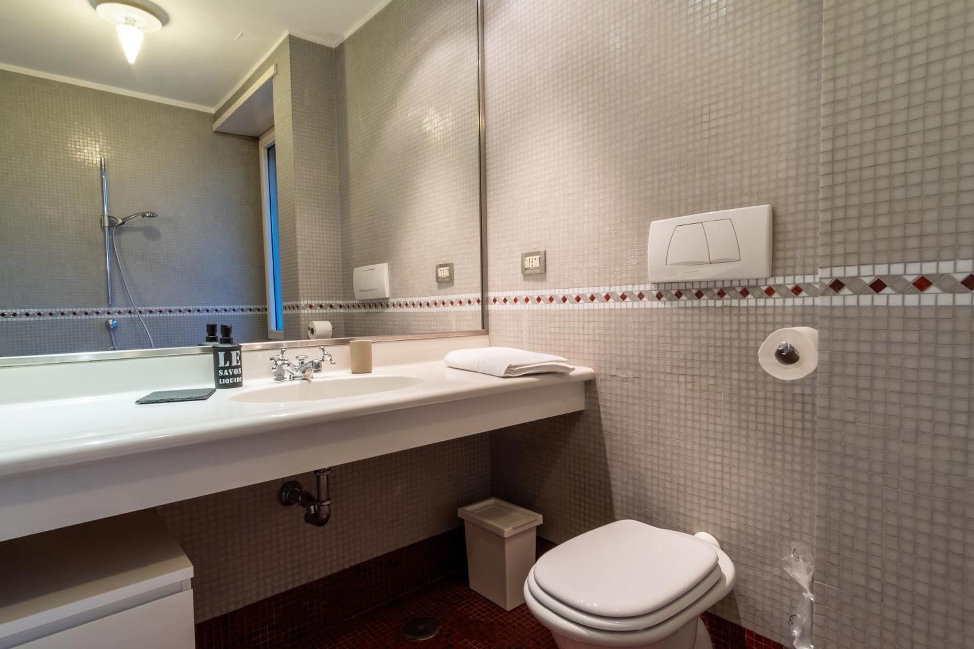 Attic With Terrace And Jacuzzi - Luxury Apartment Rom